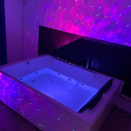 Paris La Defense - Santorin Apartment With Jacuzzi กูร์เบอวัวร์ ภายนอก รูปภาพ
