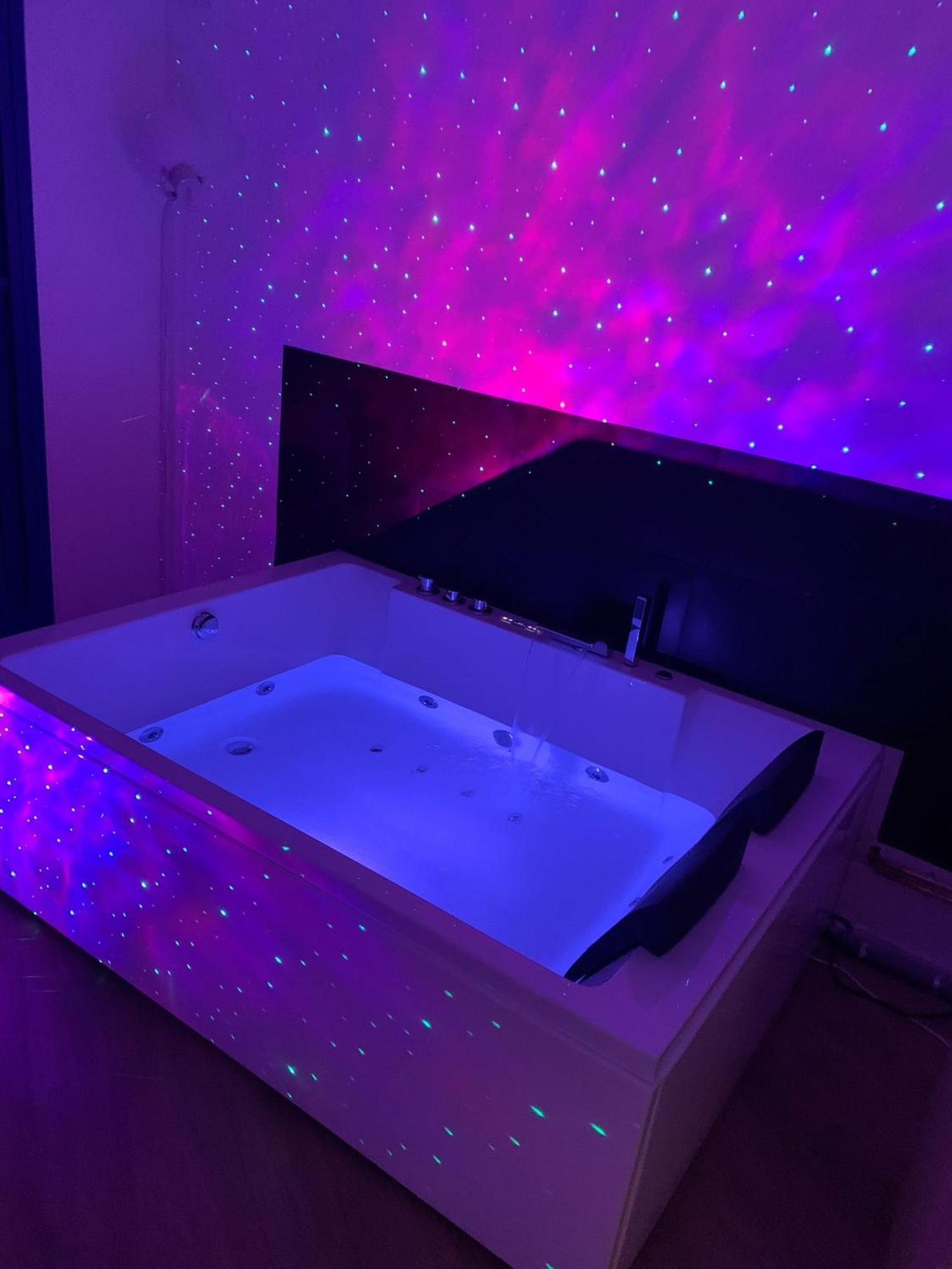 Paris La Defense - Santorin Apartment With Jacuzzi กูร์เบอวัวร์ ภายนอก รูปภาพ
